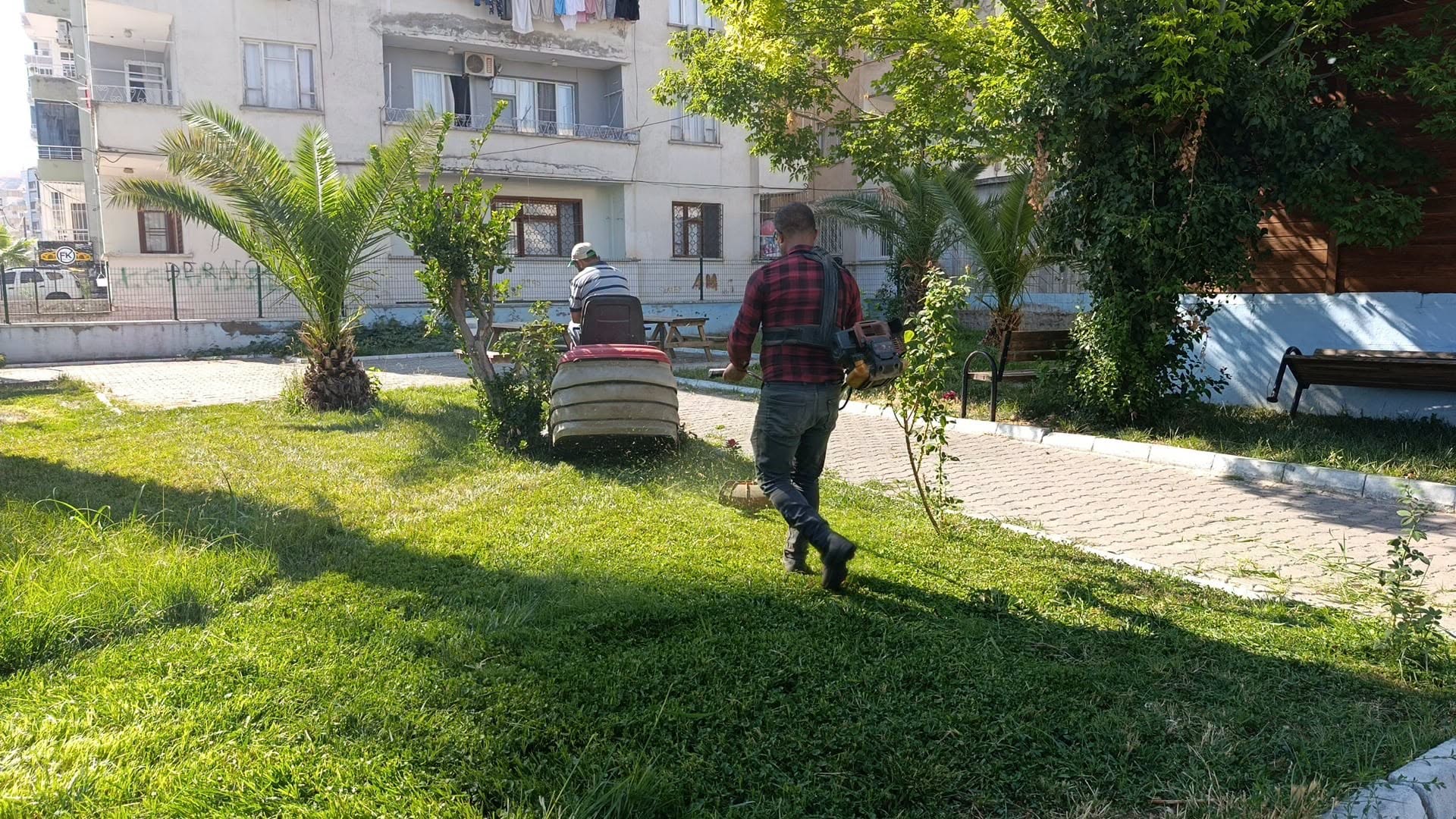 Park ve Bahçeler Müdürlüğü ekiplerimiz çalışıyor